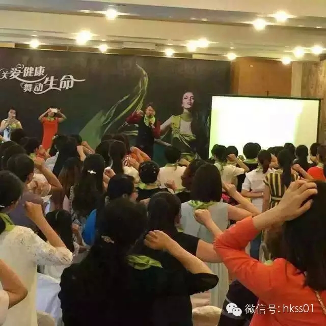 李橋博士，現(xiàn)場(chǎng)教大家頸部護(hù)理小妙招