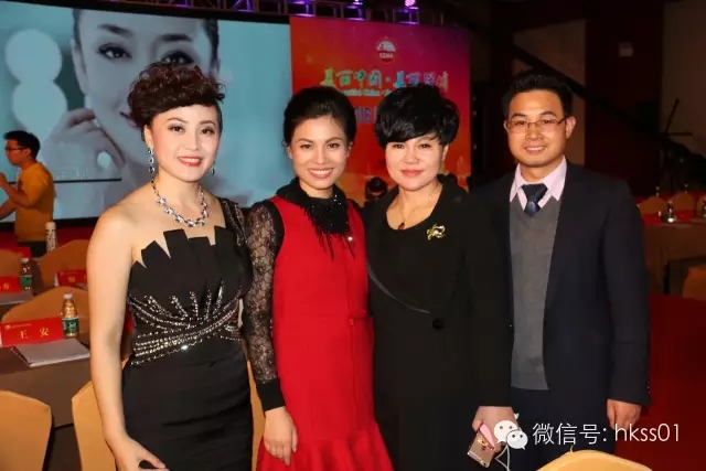 深圳美協(xié)副會長，盛世集團董事長王俊華女士作為貴賓攜華美學院王星宇校長共同出席了本次晚會